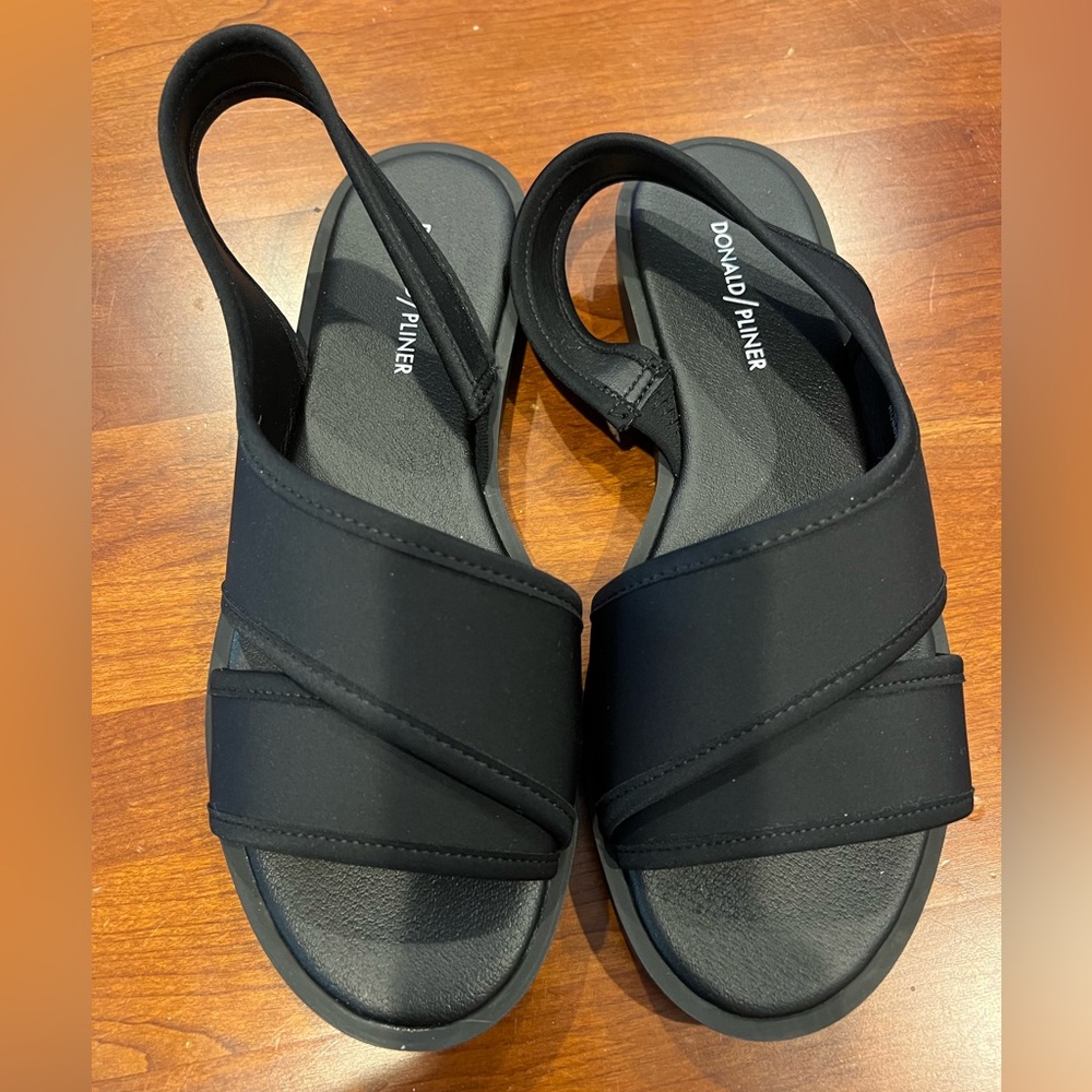 Donald J. Pliner Pearl Walking Sandals